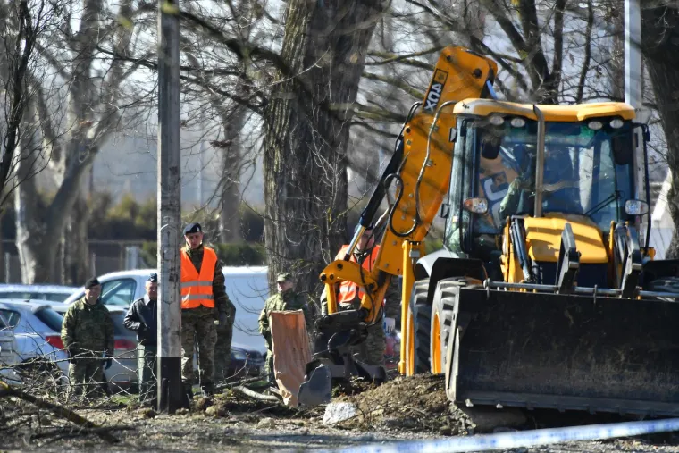 Vojska i vatrogasci izvlače letjelicu koja je pala u Zagrebu