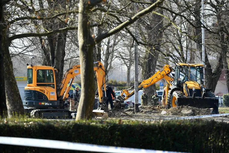 Vojska i vatrogasci izvlače letjelicu koja je pala u Zagrebu
