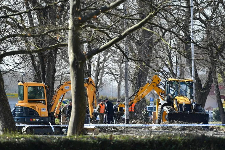 Vojska i vatrogasci izvlače letjelicu koja je pala u Zagrebu