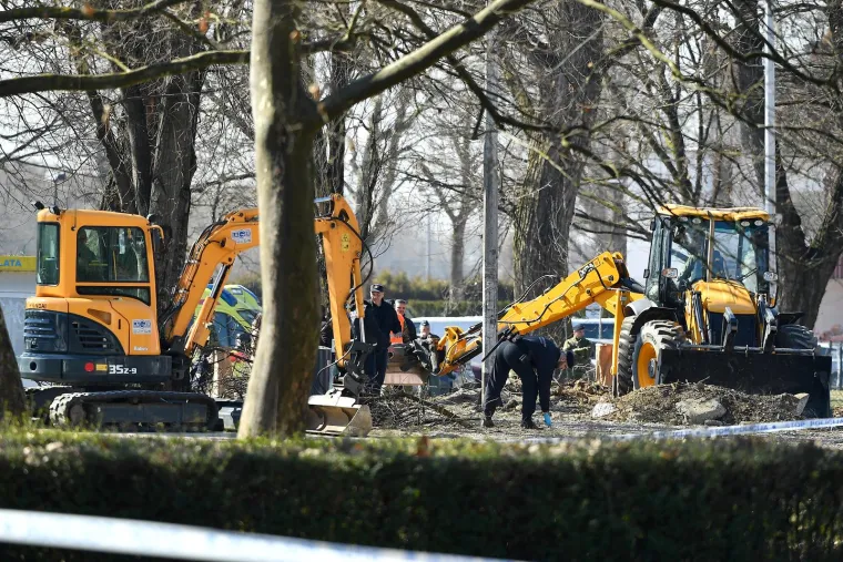 Vojska i vatrogasci izvlače letjelicu koja je pala u Zagrebu