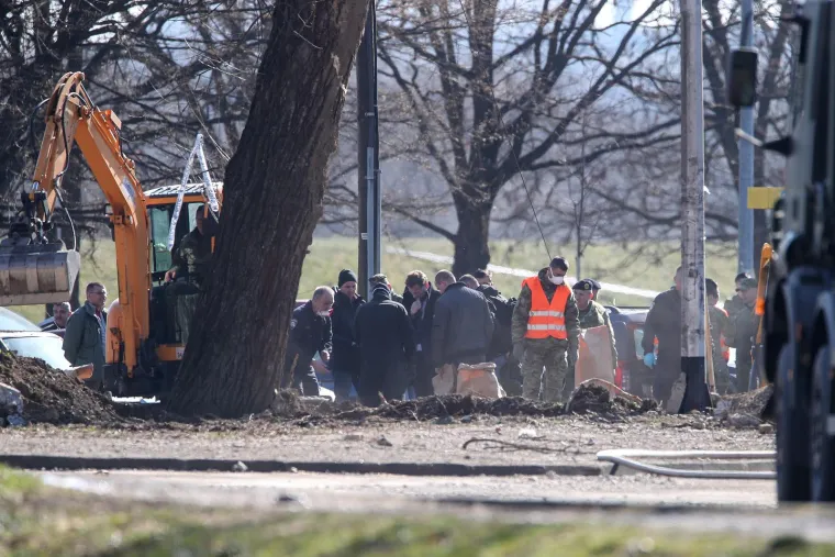 Vojska i vatrogasci izvlače letjelicu koja je pala u Zagrebu
