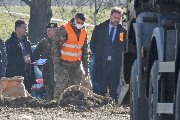 Vojska i vatrogasci izvlače letjelicu koja je pala u Zagrebu