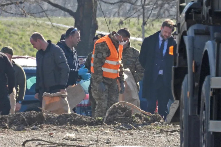 Vojska i vatrogasci izvlače letjelicu koja je pala u Zagrebu