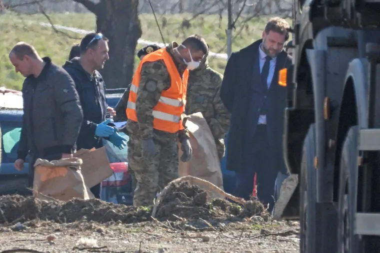 Vojska i vatrogasci izvlače letjelicu koja je pala u Zagrebu