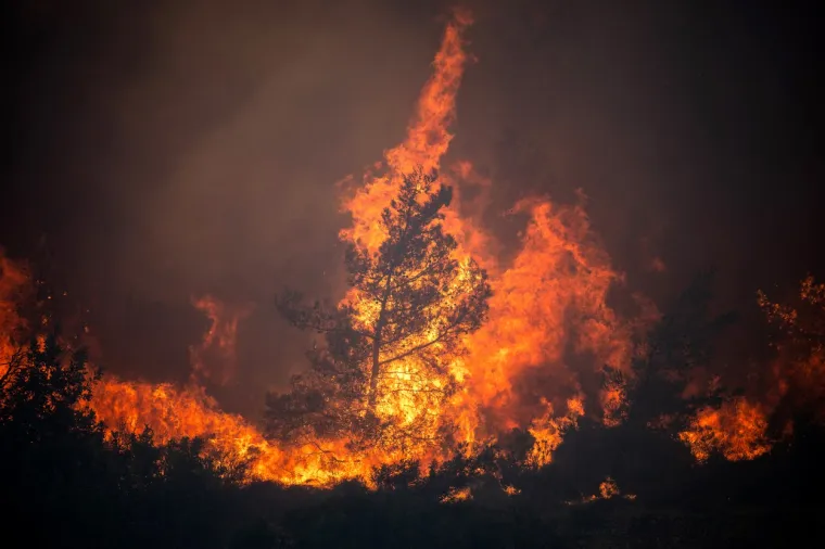 Grčka je proteklih tjedana na udaru vrlo visokih temperatura, a očekuje se da će se od srijede živa u termometrima penjati iznad 44 stupnja Celzija.