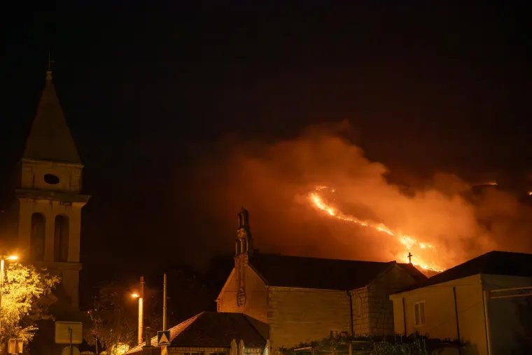 Vatrena stihija nije došla do kuća, ali vjetar odmaže gasiteljima