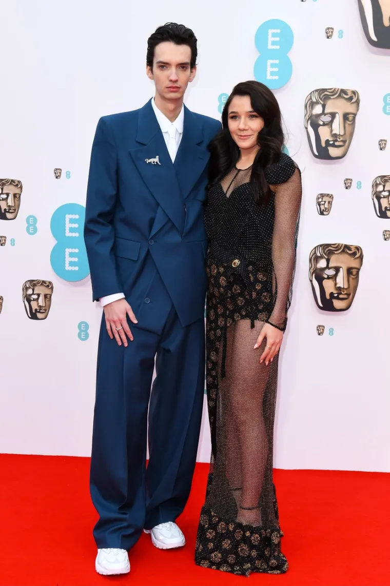 Kodi Smit-McPhee s pratiljom