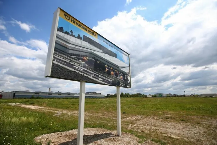 Prva faza obuhvaća uz ostalo gradnju sortirnice s podrškom, visokog regalnog skladišta, podatkovnog centra, ukupne komunalne infrastrukture, 540 parkirnih mjesta za osobna i tehnološka vozila, dijela upravne zgrade i sl.