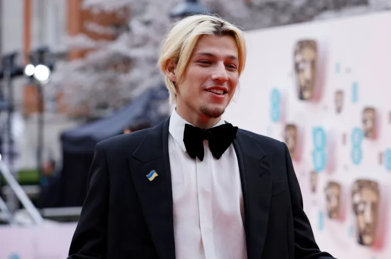 Veliku pomutnju napravio je i na sinoćnjim dodjelama BAFTA nagrada. Svi su ostali zadivljeni njegovim elegantnim outfitom, a na samoj dodjeli svi su osjetili i iskre koje su frcale između njega i Millie. 