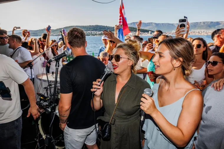 Na trajektu za Velu Luku pjevali u čast Oliveru Dragojeviću, orili se hitovi: 'Da Oliver zna, sve bi to zabranio. Poludio bi'