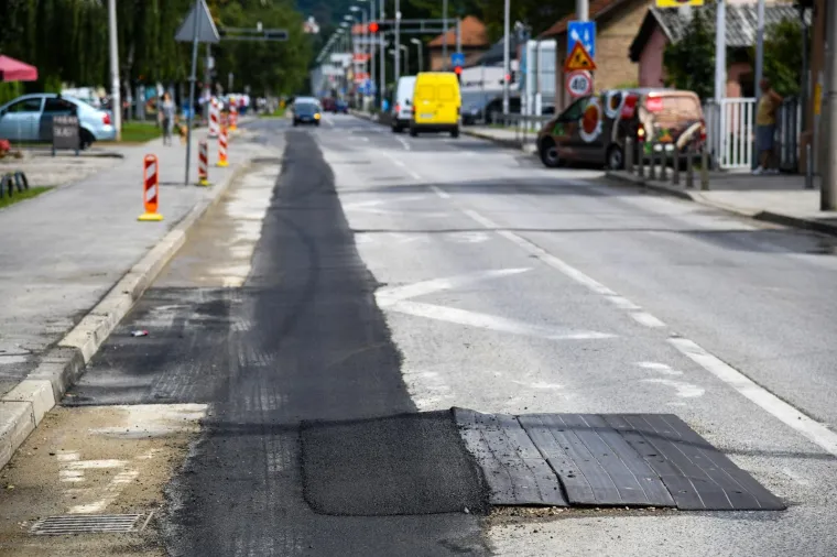 GENIJALCI U ZAGREBU ASFALTOM SANIRALI LEŽEĆE POLICAJCE: Tko je ovdje lud?