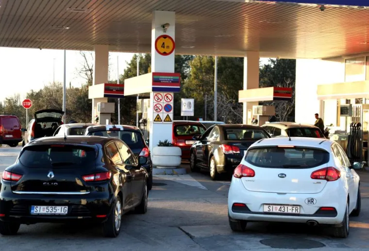 Kako bi ublažila drastičan rast cijena goriva, Vlada je prošloga tjedna fiksirala maržu trgovaca naftnih derivata i privremeno smanjila trošarine na dizelsko i benzinsko gorivo. 
