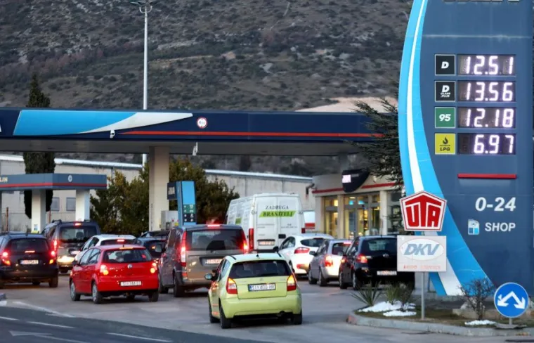 Marže za dizelsko i benzinsko gorivo fiksirane su na 0,75 kuna po litri te 0,50 kuna po litri za plavi dizel. 