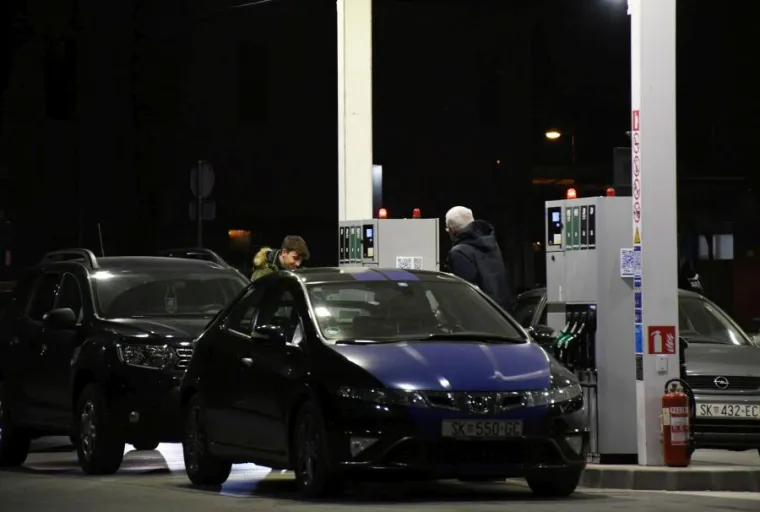 A izmjenama Uredbe o trošarinama država je na rok od 90 dana smanjila iznose trošarina na dizelsko i benzinsko gorivo i to za 40 lipa po litri bezolovnog motornog benzina te 20 lipa po litri dizelskog goriva.