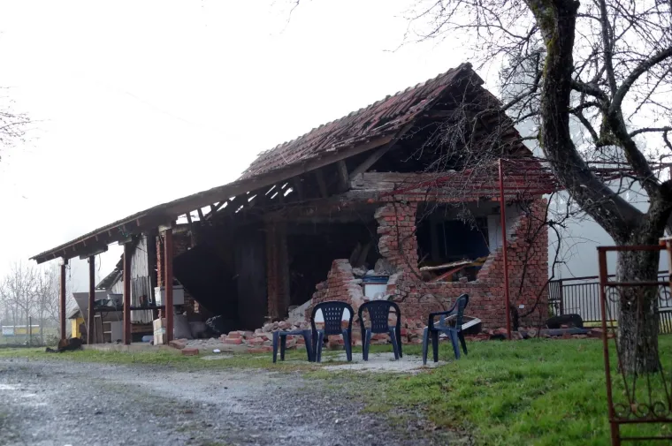 POGLEDAJTE MJESTO KOJE JE NAJTEŽE STRADALO: Užasni prizori razrušenih kuća u razornom potresu kod Petrinje