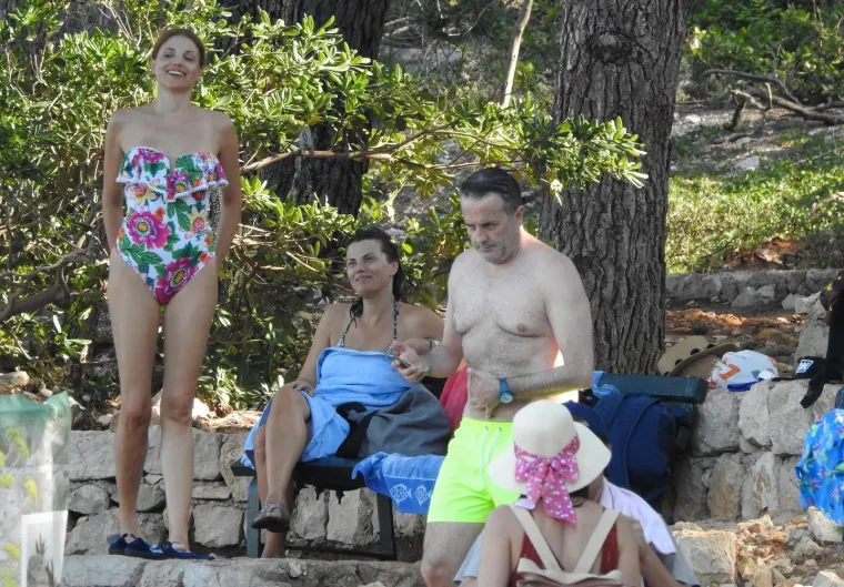 PAPARAZZI ULOVILI TARIKA FILIPOVIĆA I OBITELJ TIJEKOM RELAKSACIJE NA LOKRUMU: Prekrasna Lejla doista izgleda fenomenalno