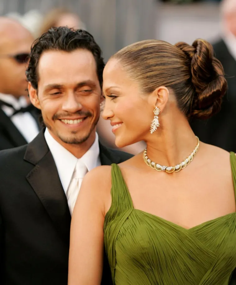 Lopez i Affleck u prvoj su vezi bili od 2002. do 2004. godine. Nakon prekida, Lopez je bila udana za Marca Anthonyja, s kojim je dobila dvoje djece - blizance Maximiliana i Emmu, a brak je trajao punih deset godina.