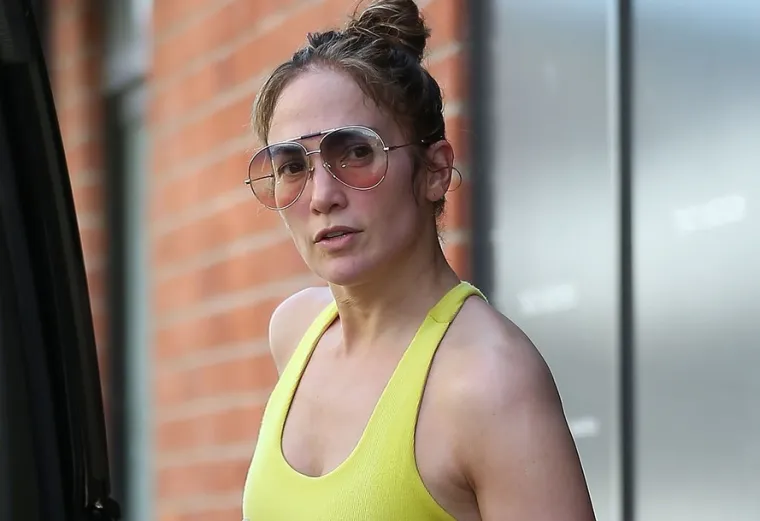Nedavno je Jennifer emotivno priznala da se unatoč slavi i bogatstvu ponekad sama suočava s trenucima tame u kojima ne zna kako postupiti. Posebno teškom opisala je situaciju nakon poroda blizanaca, kada nije znala hoće li ikada vratiti svoju fizičku formu iz prošlih dana.