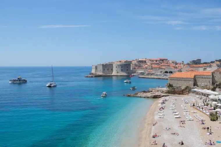 PRVI KUPAČI U DUBROVNIKU: Turisti razgledaju gradske znamenitosti, ali uživaju i na plažama