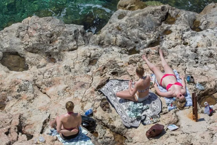 PRVI KUPAČI U DUBROVNIKU: Turisti razgledaju gradske znamenitosti, ali uživaju i na plažama