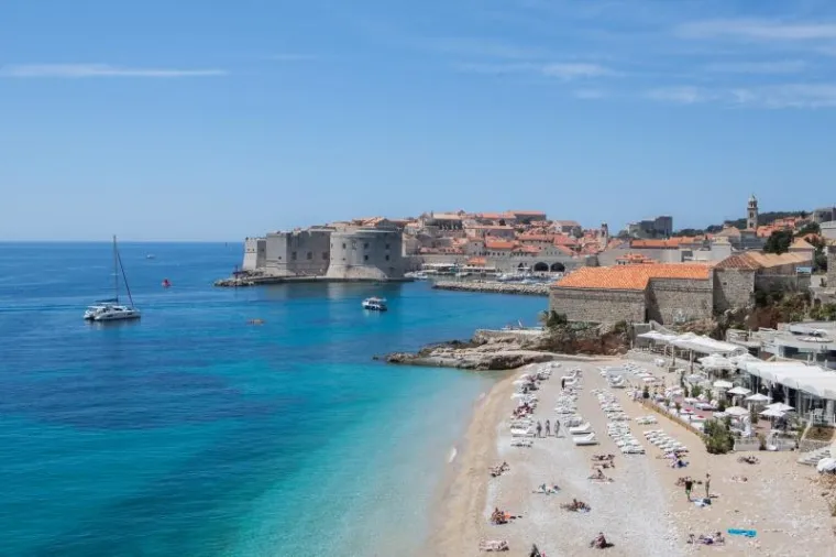 PRVI KUPAČI U DUBROVNIKU: Turisti razgledaju gradske znamenitosti, ali uživaju i na plažama