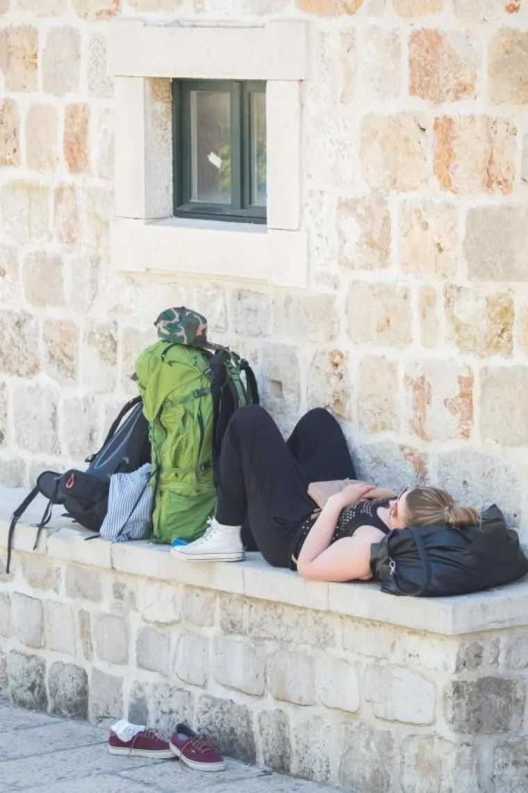 PRVI KUPAČI U DUBROVNIKU: Turisti razgledaju gradske znamenitosti, ali uživaju i na plažama