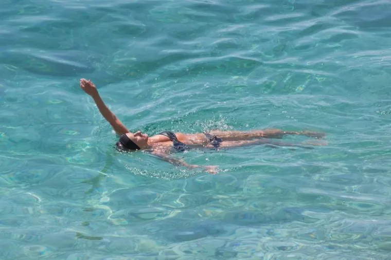 PRVI KUPAČI U DUBROVNIKU: Turisti razgledaju gradske znamenitosti, ali uživaju i na plažama