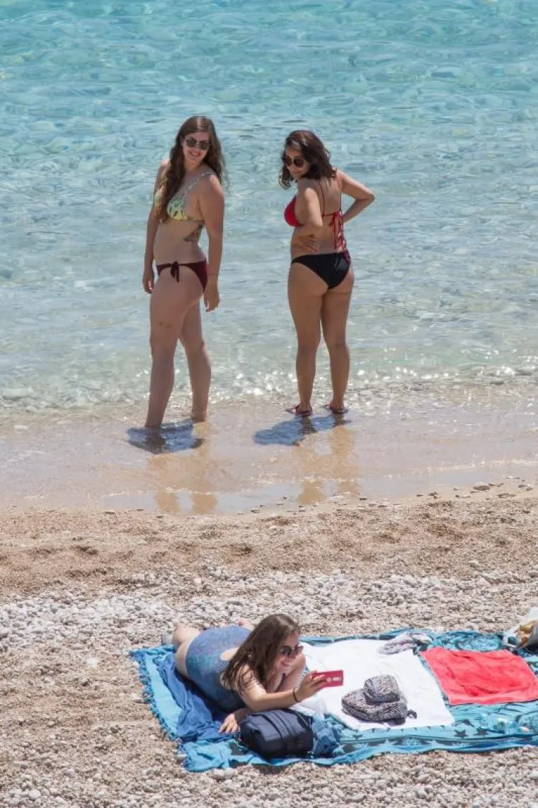 U Dubrovniku prave ljetne temperature, kupača na plažama sve više.