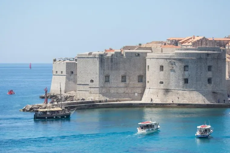 PRVI KUPAČI U DUBROVNIKU: Turisti razgledaju gradske znamenitosti, ali uživaju i na plažama