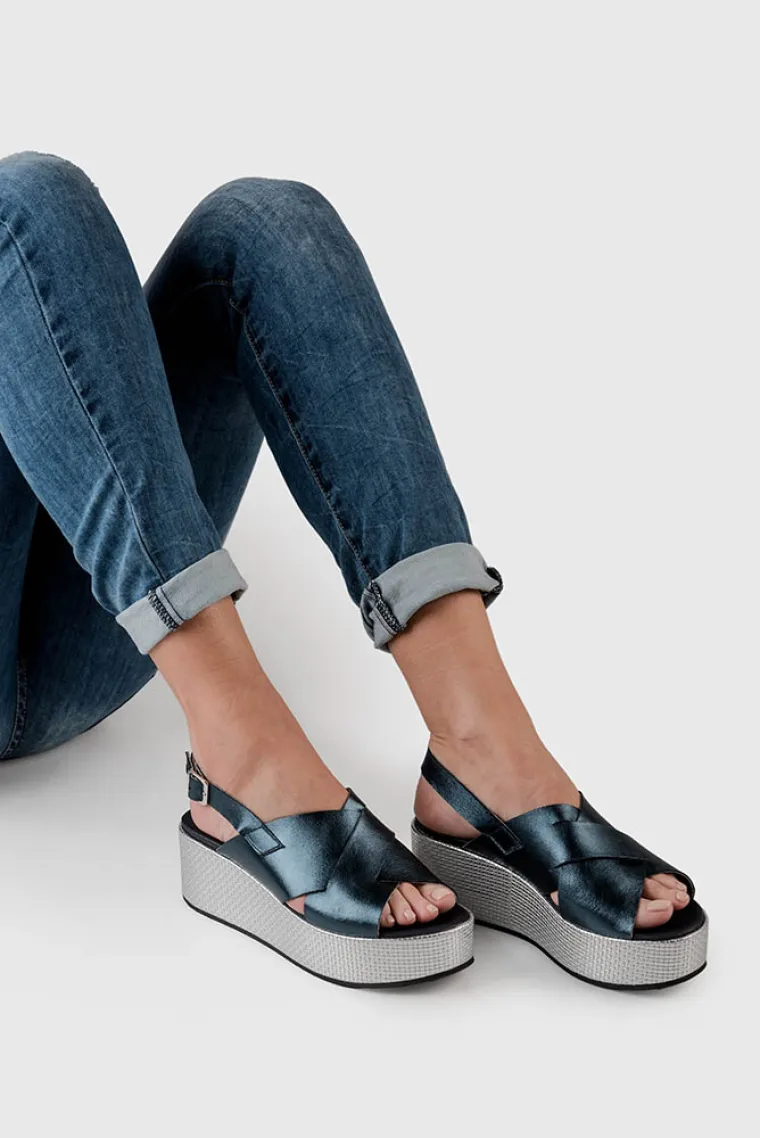 Ove ravne platforme kombinirajte hrabro i samopouzdano uz monokromatske minimalističke outfite ili jungle printeve dodatno naglašavajući svoj fashion stav i izričaj.