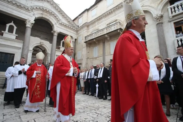 SPLIĆANI SLAVE FEŠTU SV. DUJE: Pogledajte kako je izgledala procesija, Kerum sve promatrao s prozora poput Pape