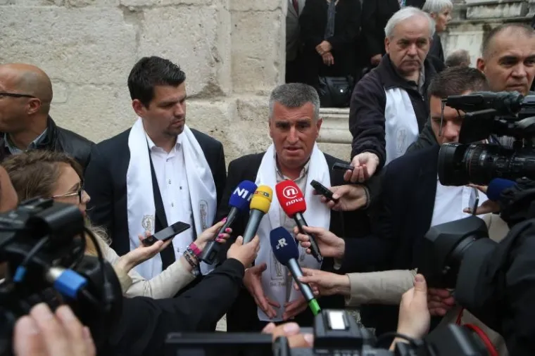 SPLIĆANI SLAVE FEŠTU SV. DUJE: Pogledajte kako je izgledala procesija, Kerum sve promatrao s prozora poput Pape