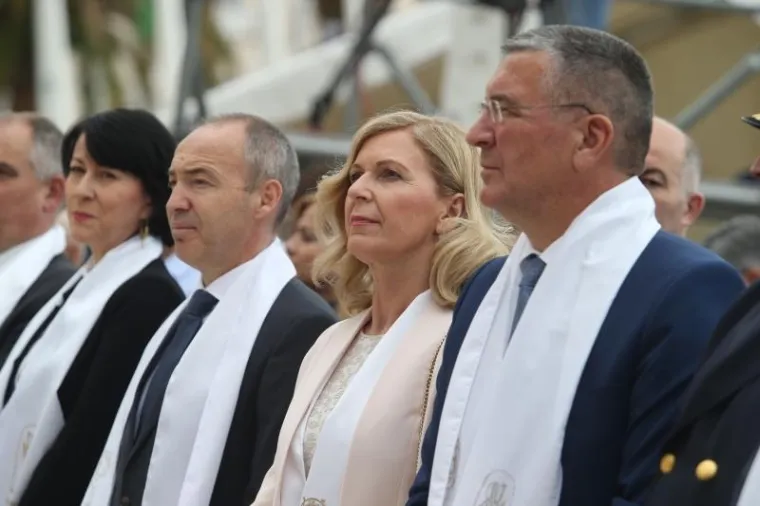 SPLIĆANI SLAVE FEŠTU SV. DUJE: Pogledajte kako je izgledala procesija, Kerum sve promatrao s prozora poput Pape