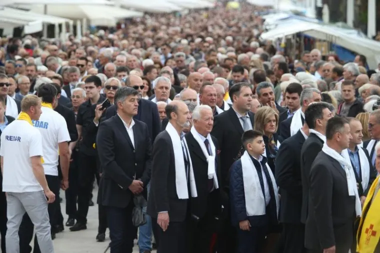 SPLIĆANI SLAVE FEŠTU SV. DUJE: Pogledajte kako je izgledala procesija, Kerum sve promatrao s prozora poput Pape