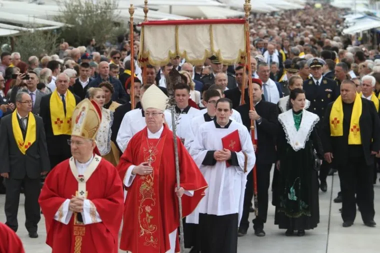 SPLIĆANI SLAVE FEŠTU SV. DUJE: Pogledajte kako je izgledala procesija, Kerum sve promatrao s prozora poput Pape
