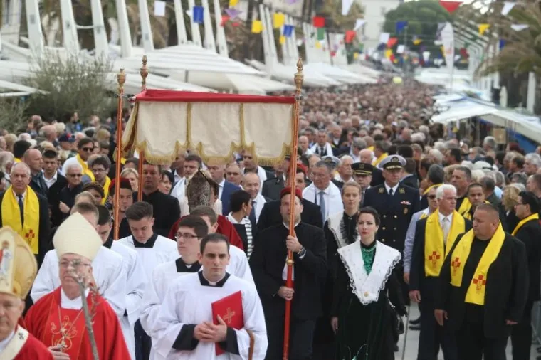 Proslava zaštitnika Splita sv. Dujma počela je danas tradicionalnom procesijom i zatim svečanom misom koju je vodio nadbiskup Paderbona iz Njemačke Hans-Josef Becker, a uz mnoštvo građana, nazočili su joj brojni državni dužnosonici i javne osobe.