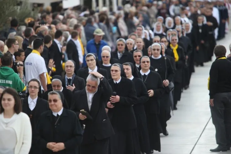 SPLIĆANI SLAVE FEŠTU SV. DUJE: Pogledajte kako je izgledala procesija, Kerum sve promatrao s prozora poput Pape