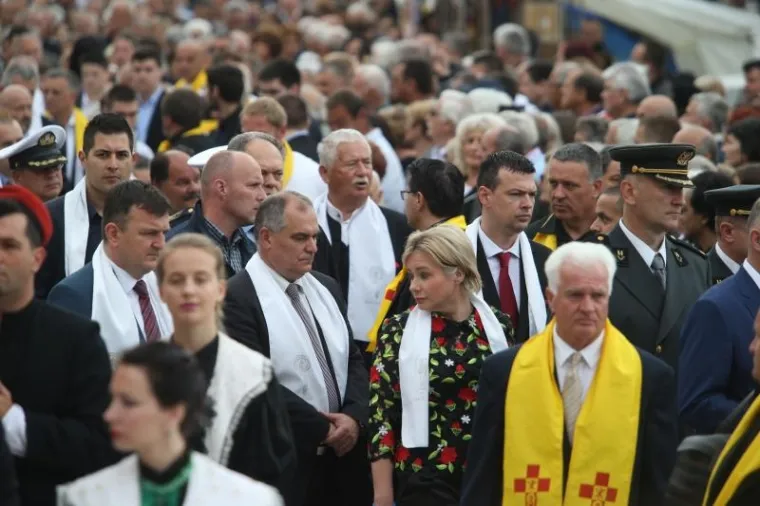 SPLIĆANI SLAVE FEŠTU SV. DUJE: Pogledajte kako je izgledala procesija, Kerum sve promatrao s prozora poput Pape