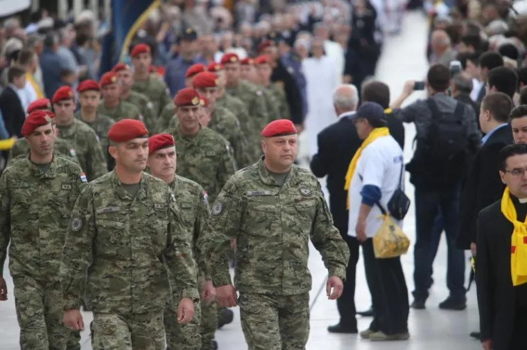 SPLIĆANI SLAVE FEŠTU SV. DUJE: Pogledajte kako je izgledala procesija, Kerum sve promatrao s prozora poput Pape