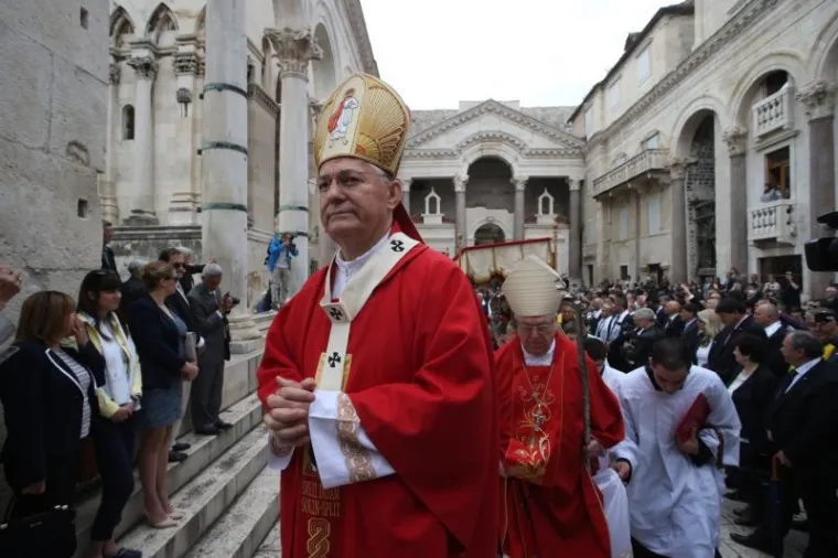 SPLIĆANI SLAVE FEŠTU SV. DUJE: Pogledajte kako je izgledala procesija, Kerum sve promatrao s prozora poput Pape