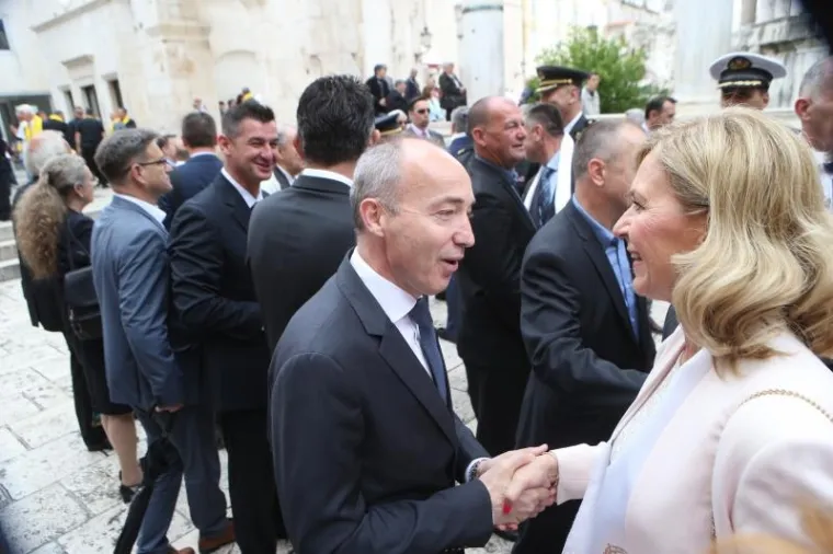 SPLIĆANI SLAVE FEŠTU SV. DUJE: Pogledajte kako je izgledala procesija, Kerum sve promatrao s prozora poput Pape