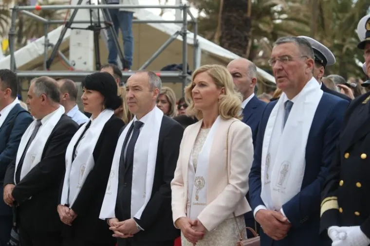 SPLIĆANI SLAVE FEŠTU SV. DUJE: Pogledajte kako je izgledala procesija, Kerum sve promatrao s prozora poput Pape