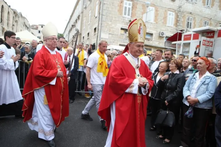 SPLIĆANI SLAVE FEŠTU SV. DUJE: Pogledajte kako je izgledala procesija, Kerum sve promatrao s prozora poput Pape
