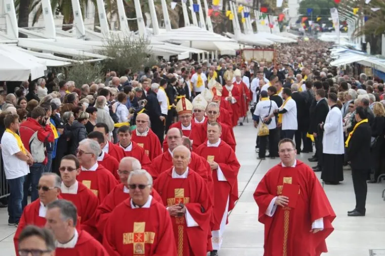 SPLIĆANI SLAVE FEŠTU SV. DUJE: Pogledajte kako je izgledala procesija, Kerum sve promatrao s prozora poput Pape