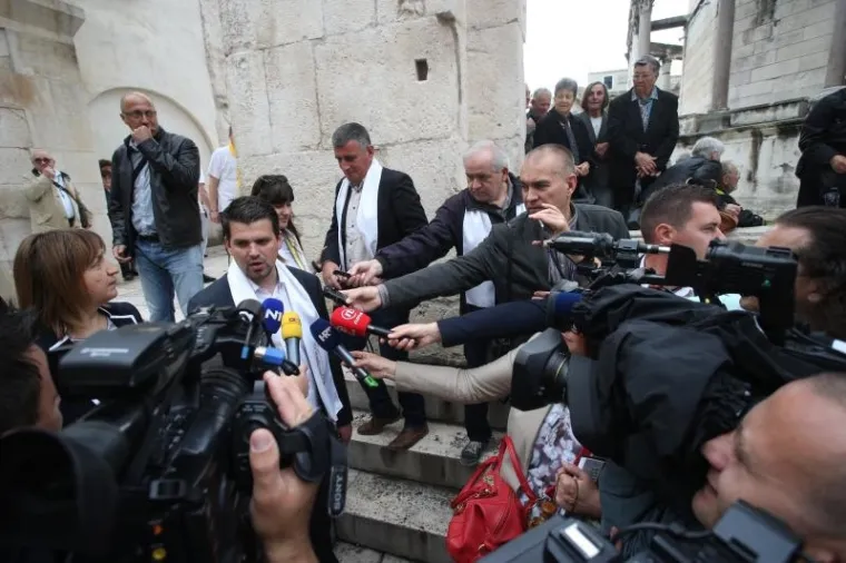 SPLIĆANI SLAVE FEŠTU SV. DUJE: Pogledajte kako je izgledala procesija, Kerum sve promatrao s prozora poput Pape