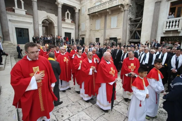 SPLIĆANI SLAVE FEŠTU SV. DUJE: Pogledajte kako je izgledala procesija, Kerum sve promatrao s prozora poput Pape