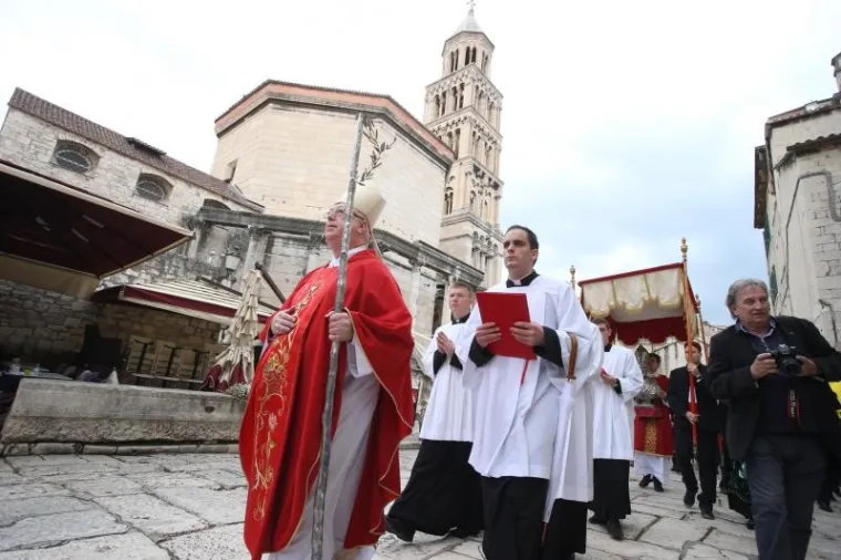 SPLIĆANI SLAVE FEŠTU SV. DUJE: Pogledajte kako je izgledala procesija, Kerum sve promatrao s prozora poput Pape