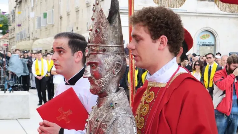 SPLIĆANI SLAVE FEŠTU SV. DUJE: Pogledajte kako je izgledala procesija, Kerum sve promatrao s prozora poput Pape