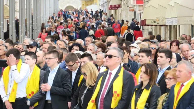 SPLIĆANI SLAVE FEŠTU SV. DUJE: Pogledajte kako je izgledala procesija, Kerum sve promatrao s prozora poput Pape