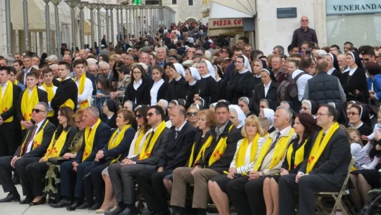SPLIĆANI SLAVE FEŠTU SV. DUJE: Pogledajte kako je izgledala procesija, Kerum sve promatrao s prozora poput Pape